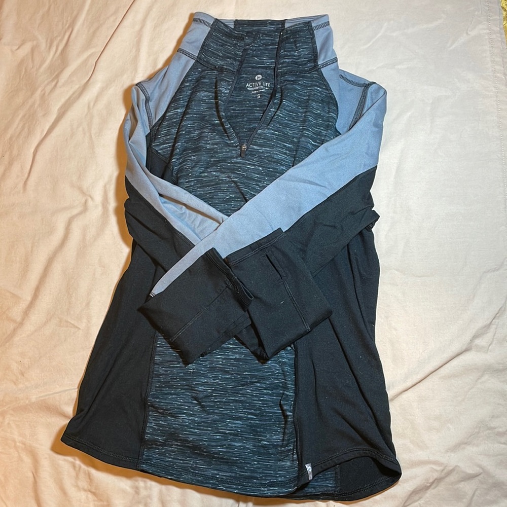 Active Life athileisure long sleeved shirt. 90°degree by reflex. Size small.